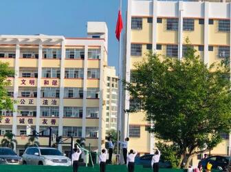 ?？谑辛x龍中學(xué)