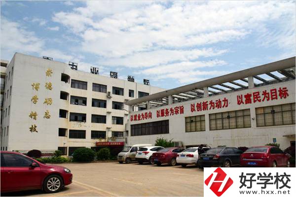 湖南有沒有招收復(fù)讀生的中專學(xué)校？有哪些招生專業(yè)？