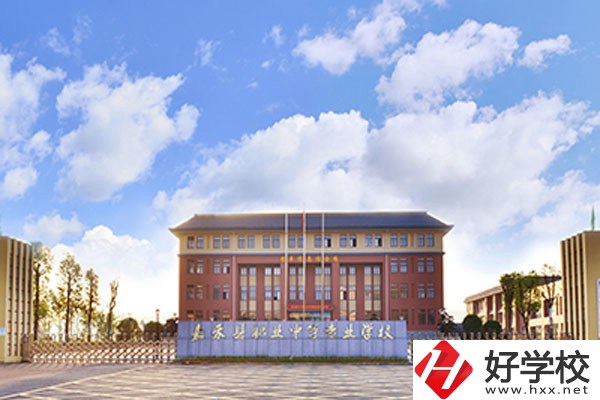 想在郴州市嘉禾縣中專職校讀書，選什么專業(yè)比較好？