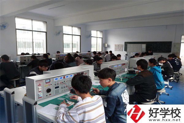 中鋼集團(tuán)衡陽重機(jī)技工學(xué)校是公辦還是民辦？學(xué)費(fèi)是多少？