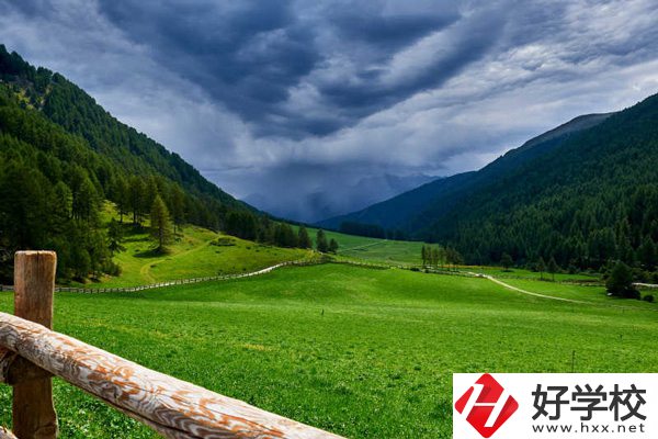 瀘溪縣第一職業(yè)中學(xué)管理規(guī)范嗎？