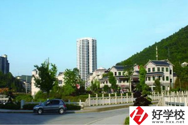 湘西自治州技工學校的位置在哪里？校園環(huán)境怎么樣？
