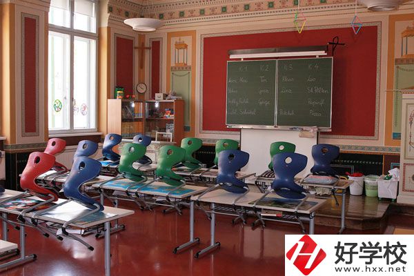 岳陽(yáng)職業(yè)技術(shù)學(xué)院環(huán)境怎么樣？是民辦的嗎？