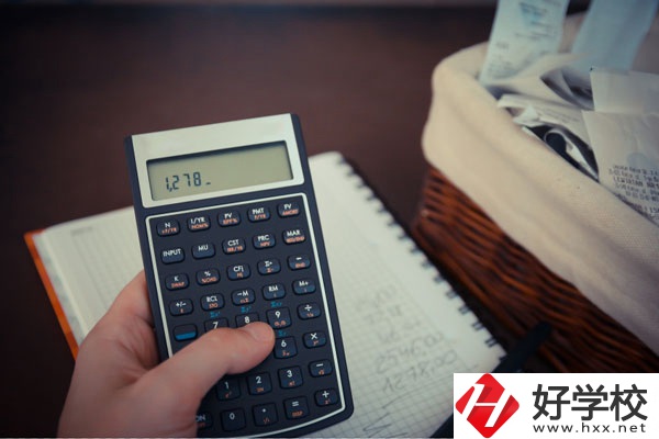 想在長沙學(xué)會計專業(yè)，哪些中專學(xué)校好?