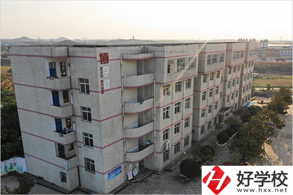 湘潭有開(kāi)設(shè)航空服務(wù)專業(yè)的中職學(xué)校嗎？學(xué)費(fèi)是多少？