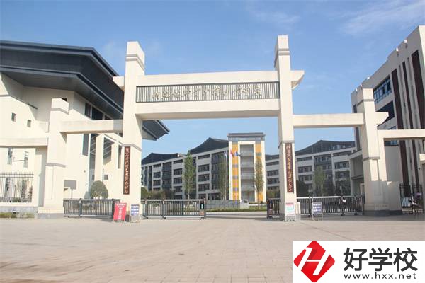 懷化市新晃縣職業(yè)中專的管理怎么樣？嚴格嗎？