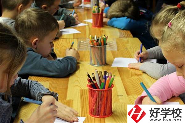 在湖南想當(dāng)老師可以學(xué)哪些專業(yè)？需要考證嗎？