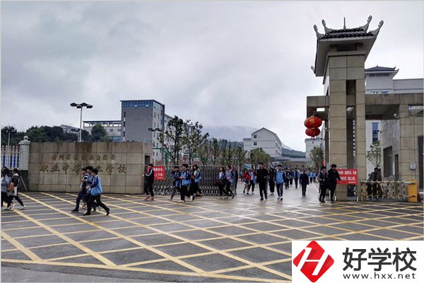 懷化市靖州縣職業(yè)中專學校大門