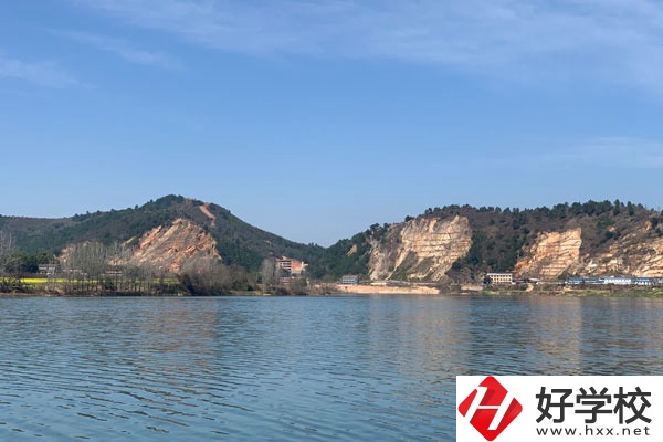 想當(dāng)廚師該選張家界哪所技工學(xué)校？