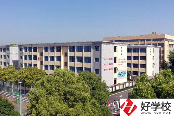 平江縣職業(yè)技術學校是公辦還是民辦學校？值得報考么？