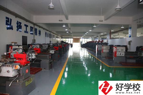 寧鄉(xiāng)市職業(yè)中專學(xué)校的特色專業(yè)有哪些？