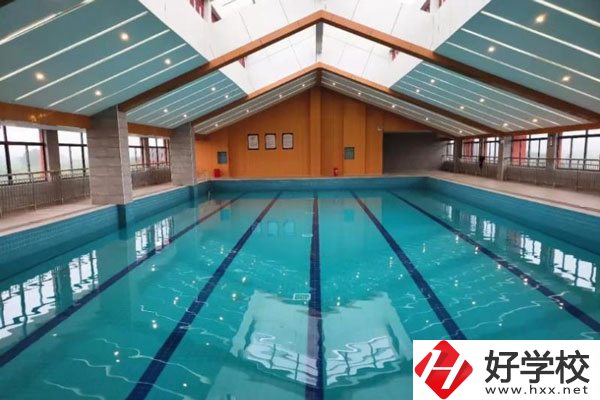 湖南懷化商業(yè)學(xué)校是中專嗎？學(xué)校環(huán)境好不好？