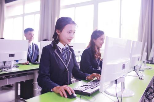 女生適不適合學(xué)計(jì)算機(jī)專業(yè)？