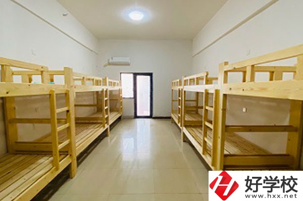 長(zhǎng)沙湘麓醫(yī)藥中專學(xué)校怎么樣？有哪些招生專業(yè)？