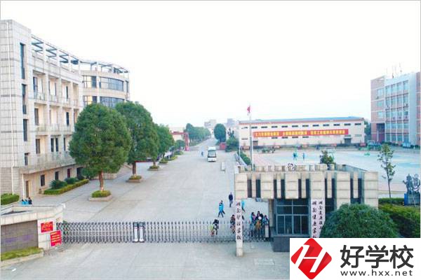 長沙哪個技?？梢詫W(xué)服裝設(shè)計與制作專業(yè)？