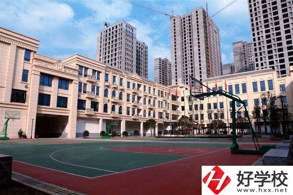 想在長(zhǎng)沙學(xué)中藥專業(yè)，推薦這所學(xué)校