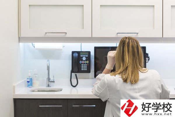 女生在衡陽讀衛(wèi)校怎么樣？有前途嗎？