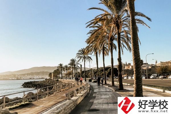 湖南醫(yī)藥職業(yè)中專是公辦還是民辦？可以學(xué)哪些專業(yè)？