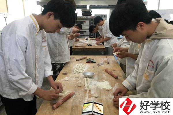湖南懷化商業(yè)學(xué)校怎么樣？有哪些特色專業(yè)？