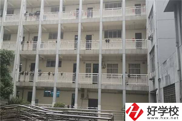張家界有國(guó)家重點(diǎn)的中專(zhuān)學(xué)校嗎？學(xué)費(fèi)要多少？