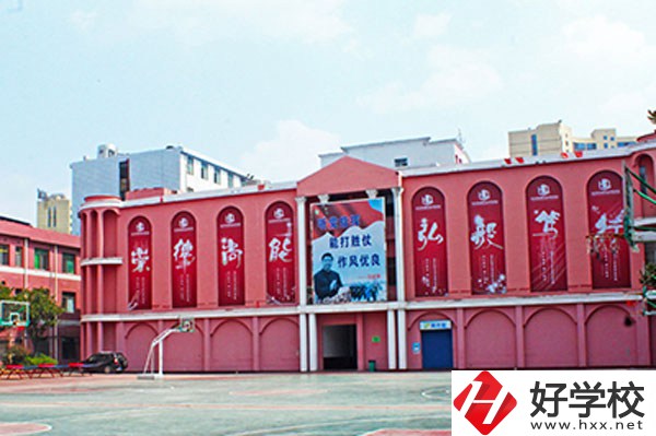 長沙環(huán)球職業(yè)中專學(xué)?；@球場