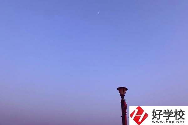 張家界旅游職業(yè)學(xué)校校園環(huán)境怎么樣？