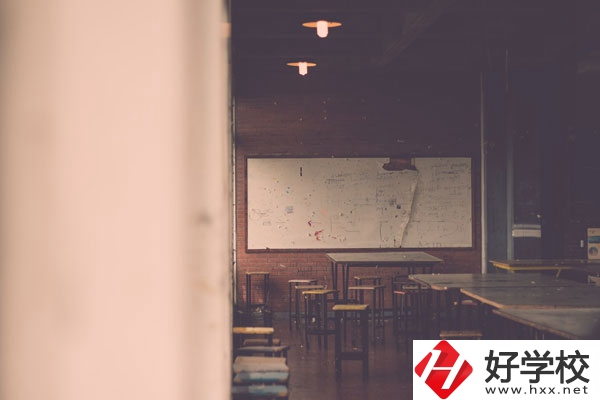 懷化市商貿(mào)經(jīng)濟(jì)管理學(xué)校好不好？宿舍怎么樣？