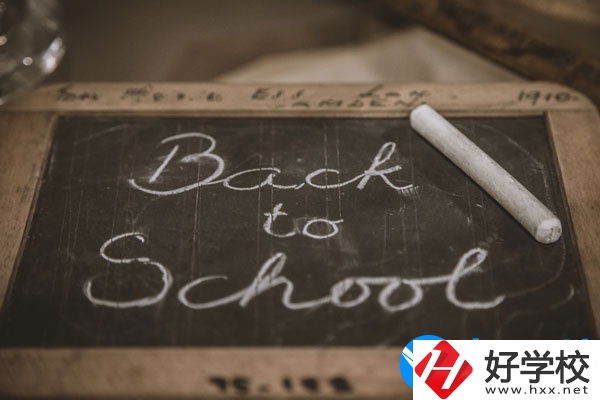湘潭交通職業(yè)學(xué)校學(xué)費貴不貴，宿舍怎么樣？