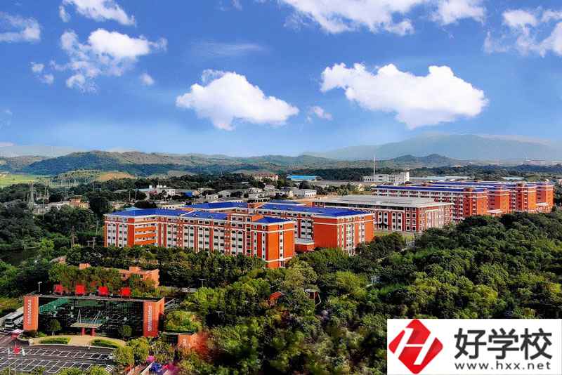 湖南省醫(yī)藥職業(yè)中等專業(yè)學(xué)校大門.jpg
