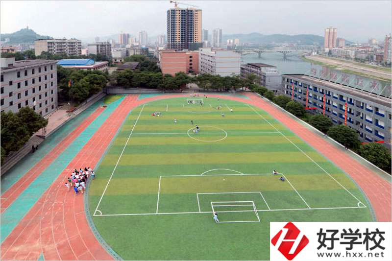 湖南省冷水江市技工學(xué)校專業(yè)收費(fèi)標(biāo)準(zhǔn)是什么？