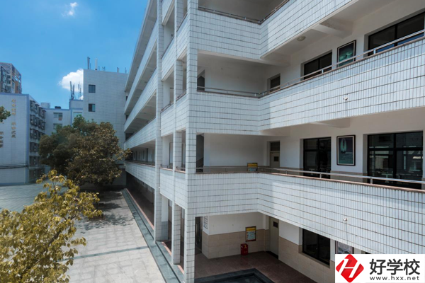 長(zhǎng)沙建筑工程學(xué)校學(xué)費(fèi)是多少？