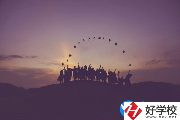 湘潭交通職業(yè)學(xué)校學(xué)費(fèi)貴不貴，宿舍怎么樣？
