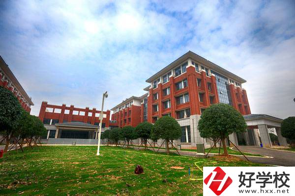 湖南初升高選中專還是五年制大專？有什么學校能推薦？