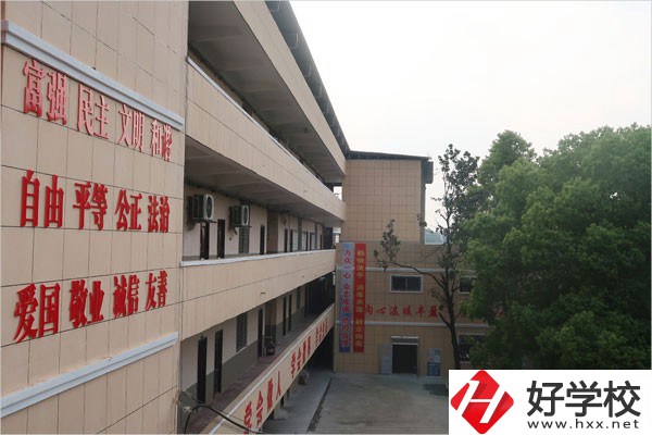 邵陽市創(chuàng)新職業(yè)技術(shù)學(xué)校的計(jì)算機(jī)平面設(shè)計(jì)專業(yè)特色如何？