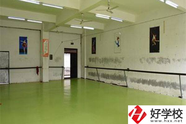 張家界旅游學(xué)校開設(shè)了哪些熱門專業(yè)？