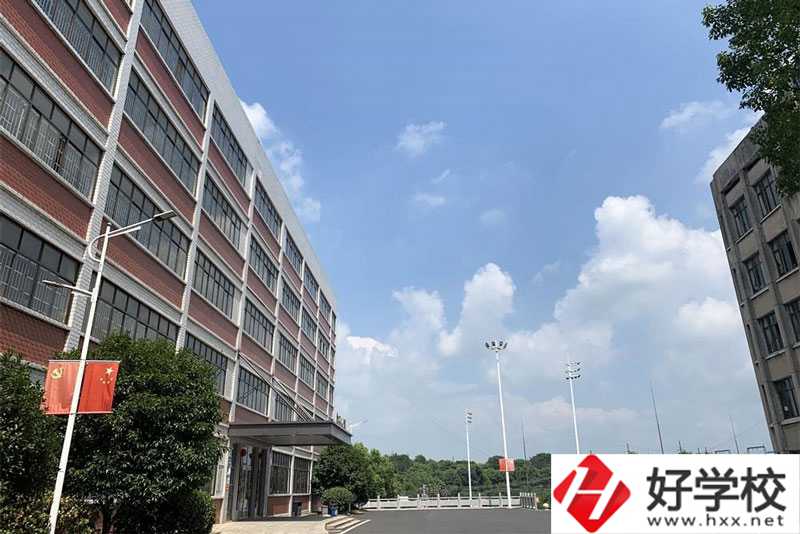 益陽機(jī)械工業(yè)職業(yè)學(xué)校有些什么專業(yè)？就業(yè)優(yōu)勢如何？