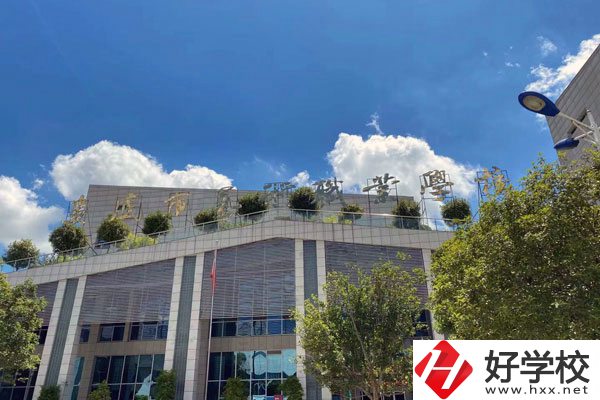 婁底市藝術職業(yè)學校有哪些特色專業(yè)？