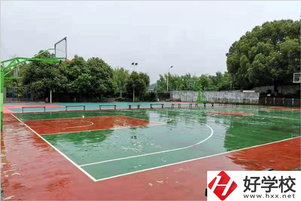 岳陽市網(wǎng)絡(luò)工程職業(yè)技術(shù)學(xué)校好不好？學(xué)校環(huán)境怎么樣？