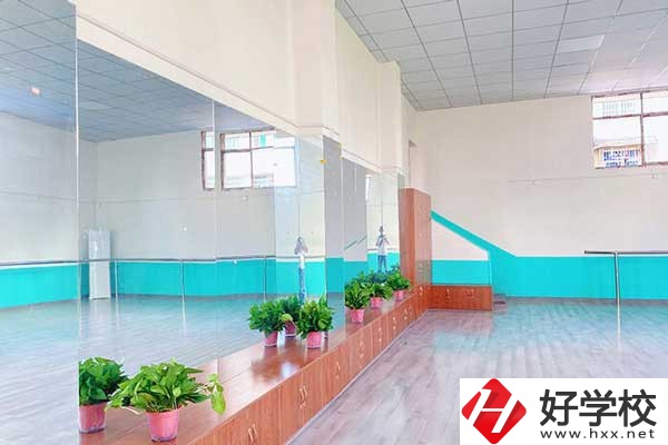 婁底市藝術(shù)職業(yè)學(xué)院有哪些專(zhuān)業(yè)？學(xué)費(fèi)是多少？