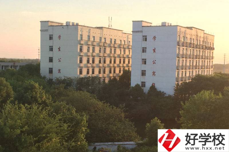 湘潭科旺電腦職業(yè)中專的設施和管理怎么樣？