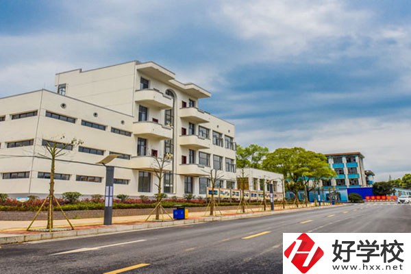 郴州市理工職業(yè)技術(shù)學(xué)校環(huán)境怎么樣，宿舍好不好？