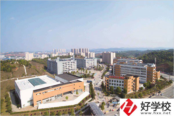 長沙汽車工業(yè)學(xué)校的學(xué)費(fèi)如何？有哪些特色專業(yè)？