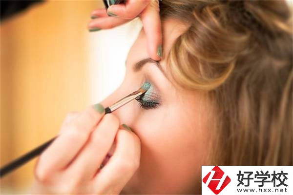 在湖南女生讀技校學(xué)什么專業(yè)最吃香？就業(yè)前景怎么樣？