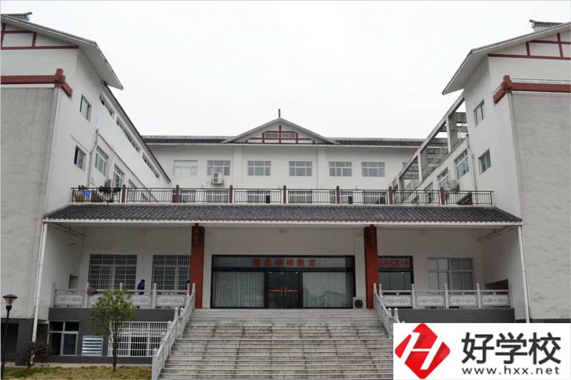 在張家界讀旅游管理專業(yè)，推薦哪所中職學(xué)校？