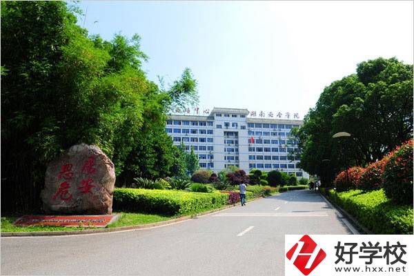 湖南有學(xué)煙花爆竹專業(yè)的職校嗎？這個(gè)專業(yè)怎么樣？