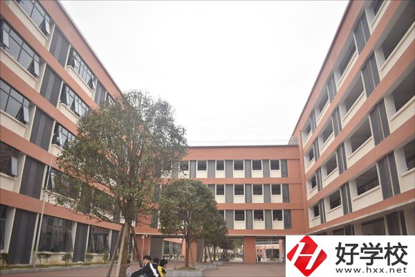 湘西龍山縣第一職業(yè)中學(xué)學(xué)校怎么樣？環(huán)境如何？