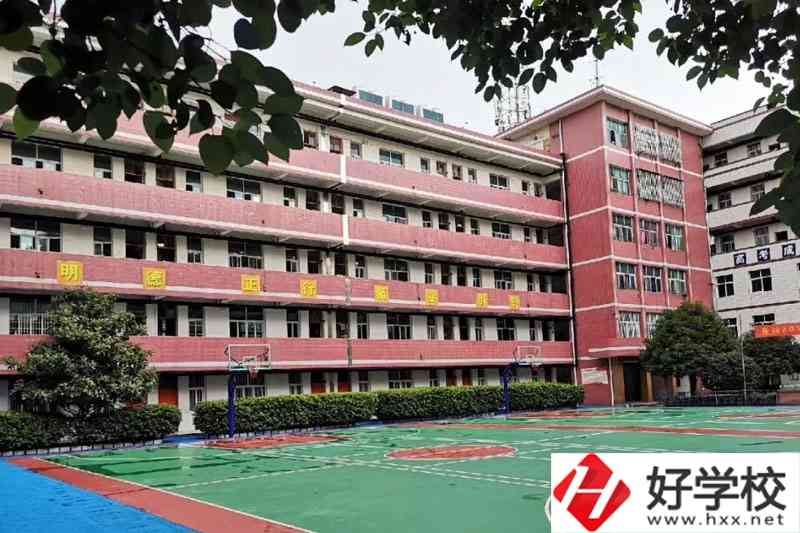 武岡市藍深職業(yè)技術(shù)學校籃球場