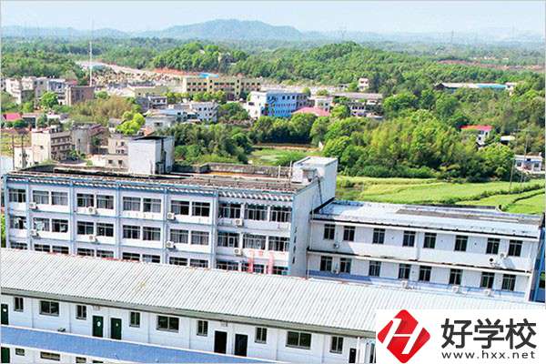 湘潭科技職校的學(xué)費(fèi)是多少？學(xué)校環(huán)境好嗎？