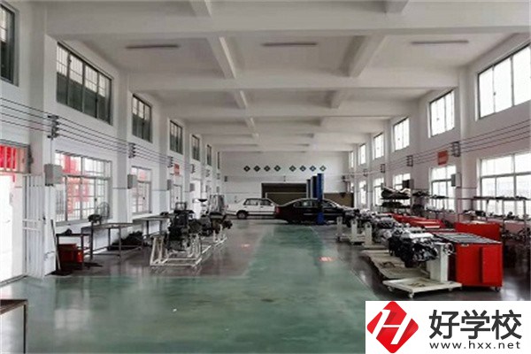 婁底重點(diǎn)中專有哪些？好進(jìn)嗎？