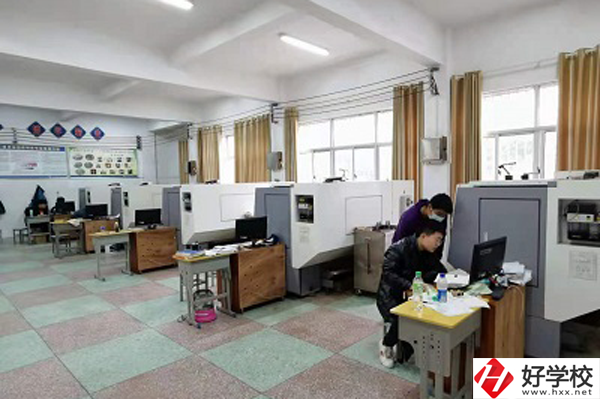 漣源市工貿(mào)職業(yè)中專學(xué)校辦學(xué)條件怎么樣？